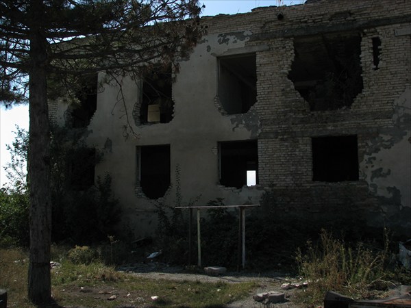 Здание миротворцев, расстрелянное грузинскими войсками